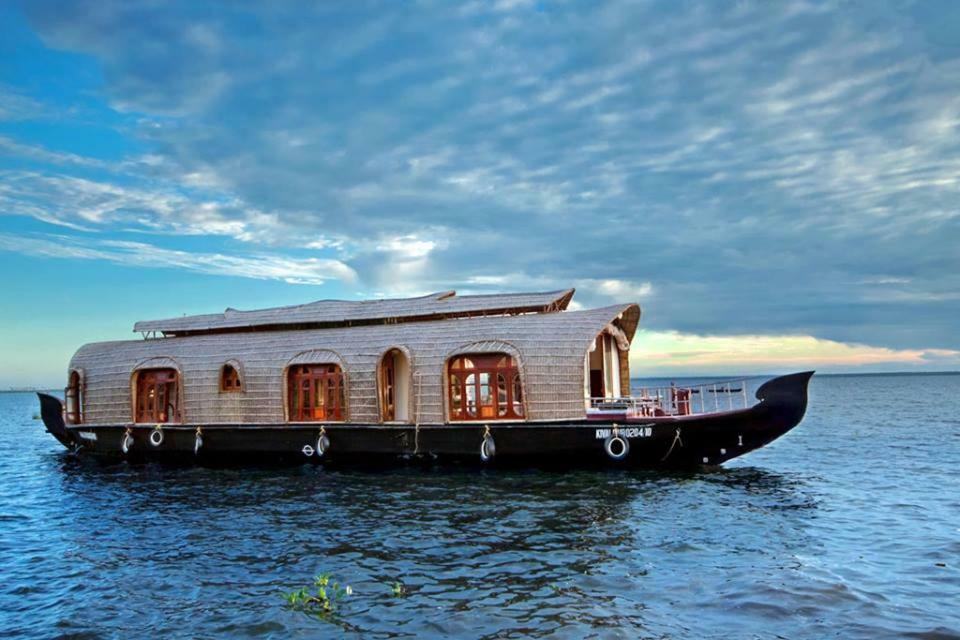 Aqua Jumbo Houseboats Hotel Kumarakom Exterior photo